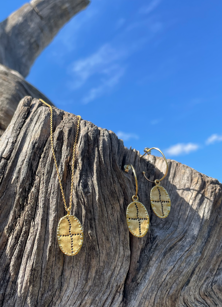 louise hendricks jewellery bazile black collection gold plated necklace and earrings 