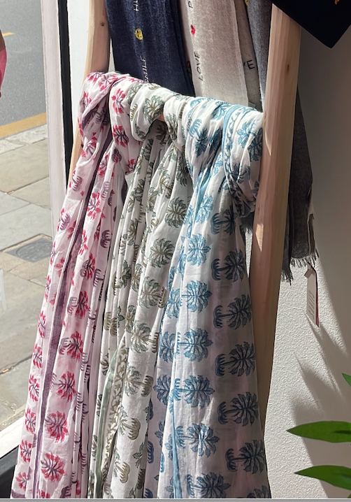blockprintcottonsarongswqithpalmtreesinblueandwhite_geenandwhiteandpinkandwhitezenethnic